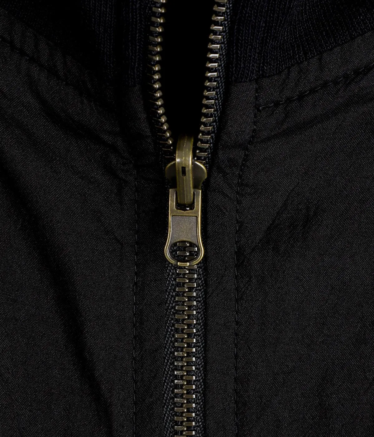COMOLIのリバーシブルトラックジャケットが登場!